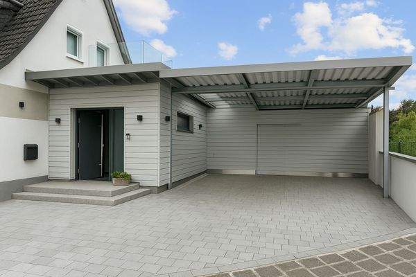 Eingang mit Garage