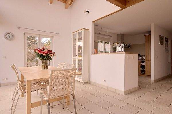 Blick vom Essbereich zur Küche