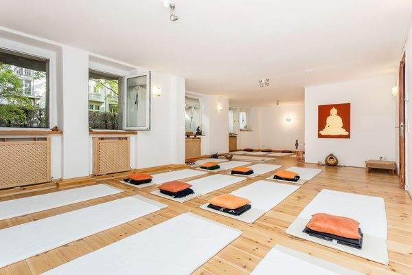 großes Zimmer zur Straße