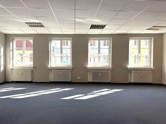 ...mit großen Fenstern in den Markt 