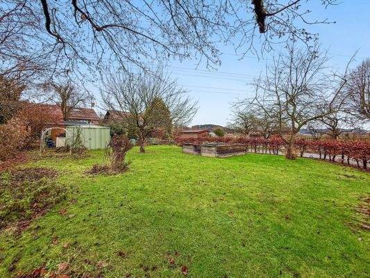 Großzügiger Vorgarten