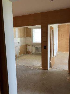 Blick aus Flur in WZ und Küche