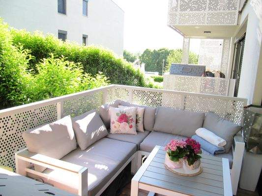 Sonnenterrasse mit kleinem Gartenbereich