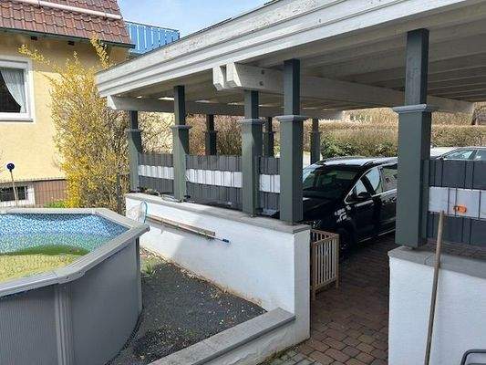 Pool hinter dem Carport