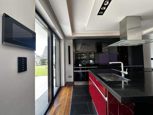 Küche mit Zugang zur Westterrasse