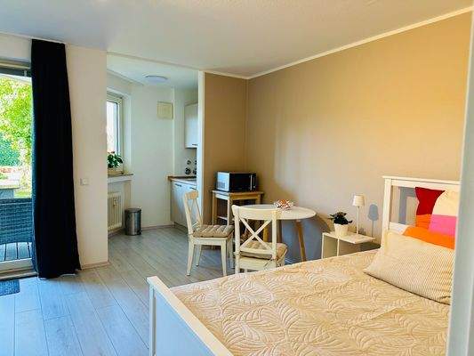 Wohnraum mit Blick auf die Kochnische