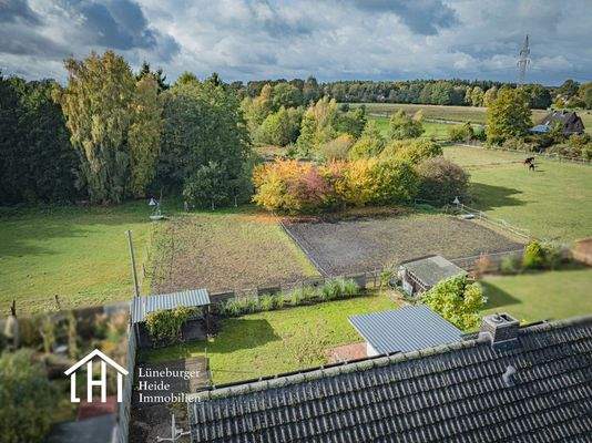 Hinter dem Grundstück