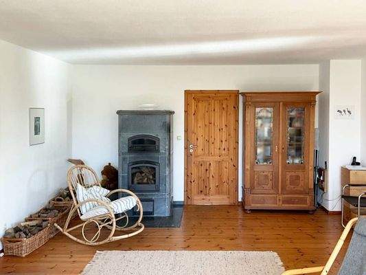 mit Kaminofen für wohlige Wärme