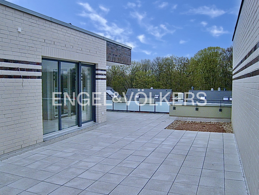 Traumhafte Dachterrasse, die zum Entspannen einlädt