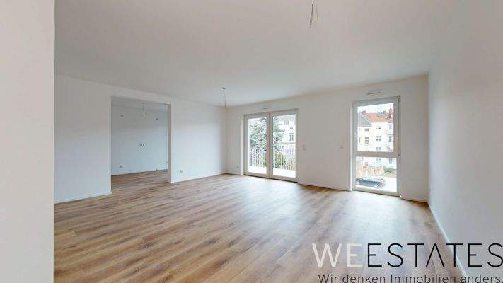 Wohn- und Esszimmer mit halboffener Küche