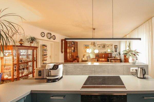 03_Küche mit Blick in den Wohnbereich