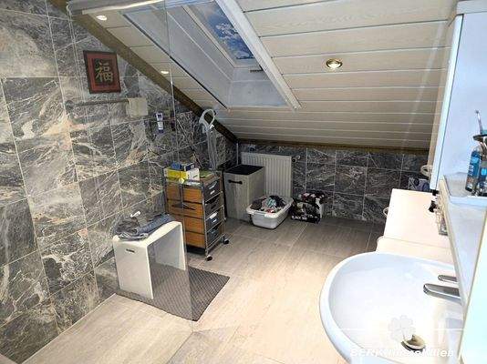 Bad im Dachgeschoss