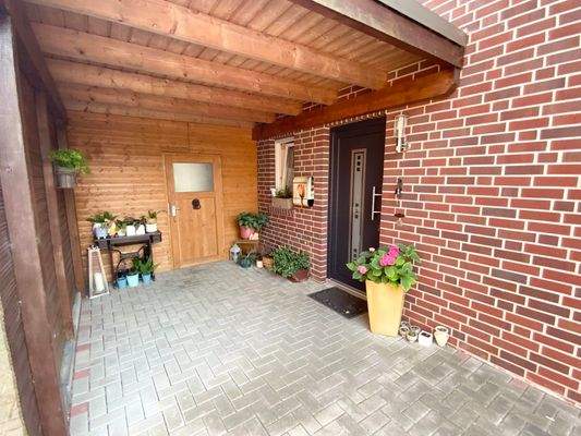 Carport und Hauseingang