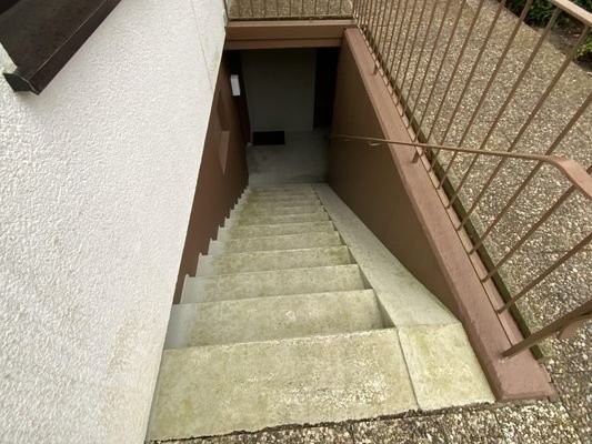 Kelleraußentreppe mit Fahrradrampe