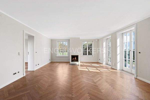 großzügige Wohnflächen mit Eichparkett im Fischgrat belegt