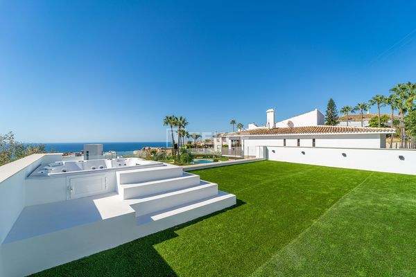 Elegant Villa with Private Pool and Solarium in Benalmádena Málaga