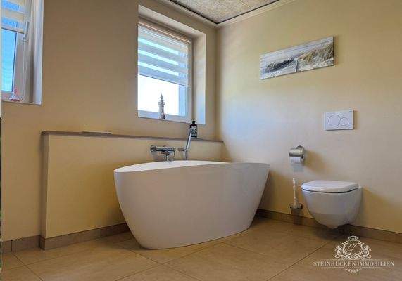 Badezimmer mit freistehender Wanne