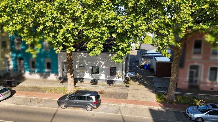 Außenansicht Wohngebäude (Straßenseite) 