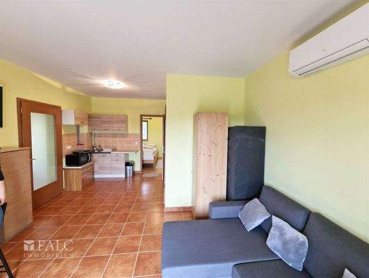 Wohnzimmer mit offener Küche