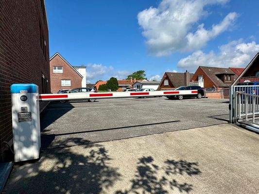 Parkdeck mit Schranke