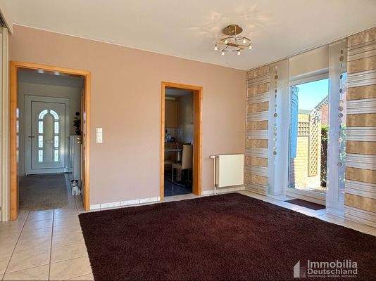 Essbereich mit Zugang zur separaten Terrasse und K