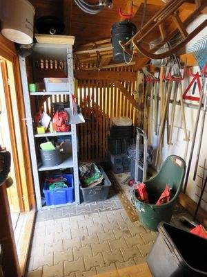 Gerätehaus und Holzlager 