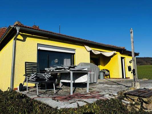 Ansicht mit vorgelagerten Terrasse