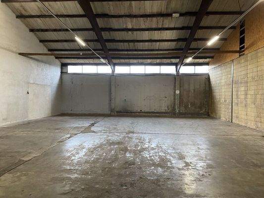 Hohe Decke mit Holzbalken