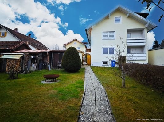 Blick vom Garten zum Doppelhaus