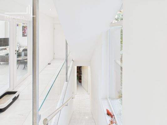 CAM03352G0-PR0080-STILL036