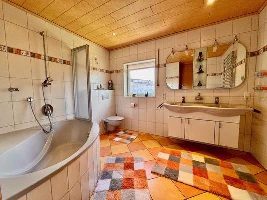 DG gr. Bad mit Wanne