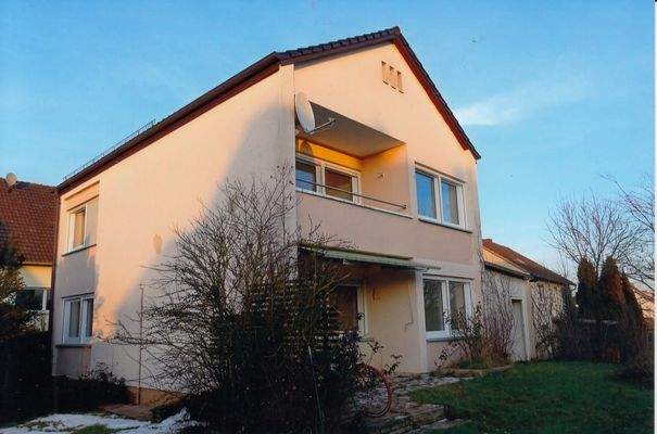 Winterliche Gartenansicht des Wohnhauses