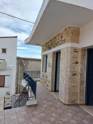 Ostkreta, Chamaizi: Traditionelles zweistöckiges Haus mit Innenhof zu verkaufen