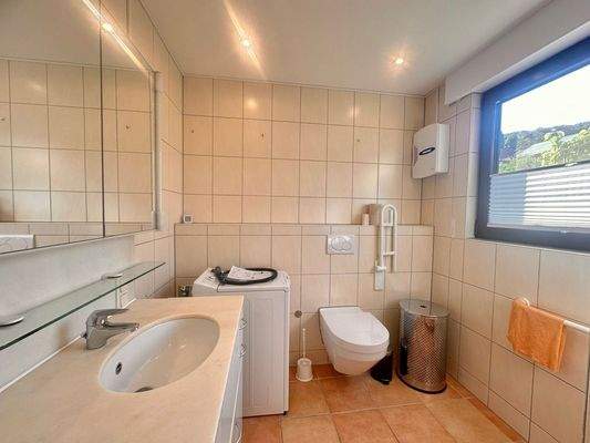 Tageslichtbad mit Waschmaschine