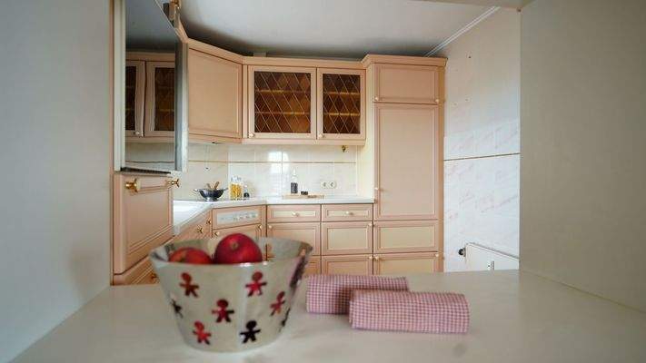 ...mit Durchreiche zum Essbereich