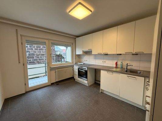 Großzügige Küche mit Einbauküche und Geräten - Platz für Wachmaschine