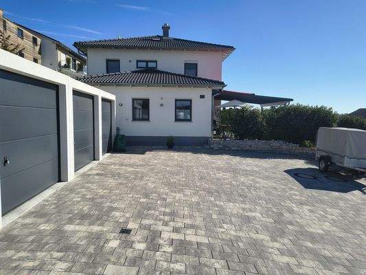 Zufahrt mit 3 Garagen