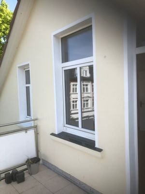 Sicht vom Balkon auf die Fenster 