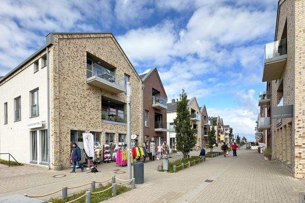 Die Hafenpromenade am Morgen - kurz nach Geschäftseröffnung
