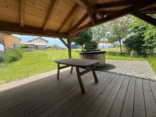 mit überdachter Terrasse