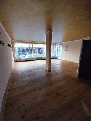 Blick zur Fensterfront