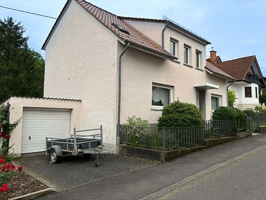 Vorderansicht Haus mit Garage