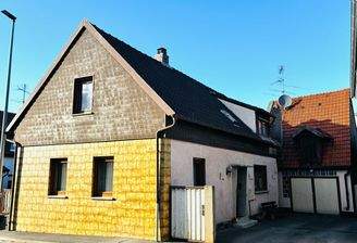Außenansicht des Wohnhauses mit Innenhof
