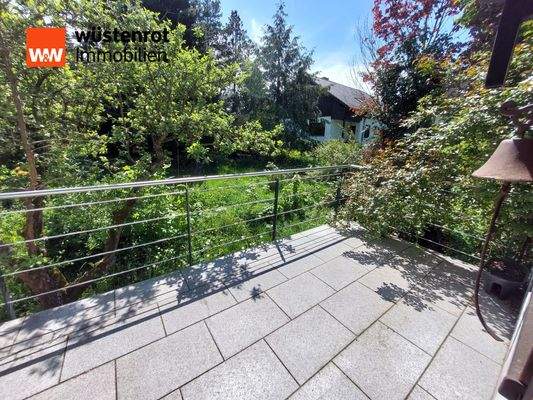 Terrasse mit Blick in den Garten