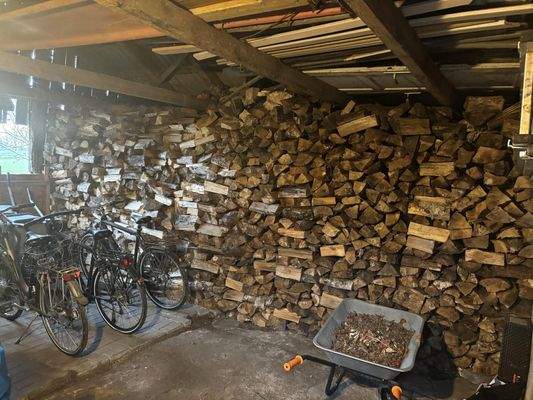 Holzlager im Nebengebäude