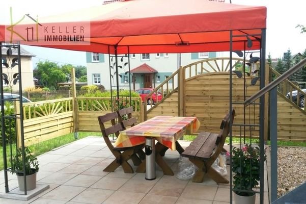 Terrasse am Wohnzimmer(ca. 12 m²) mit Gartenanteil