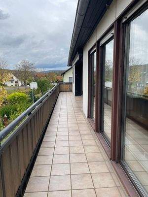 Balkon über gesamte Hausbreite