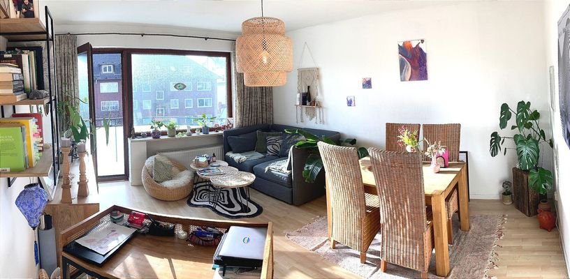 Wohnzimmer mit Balkon