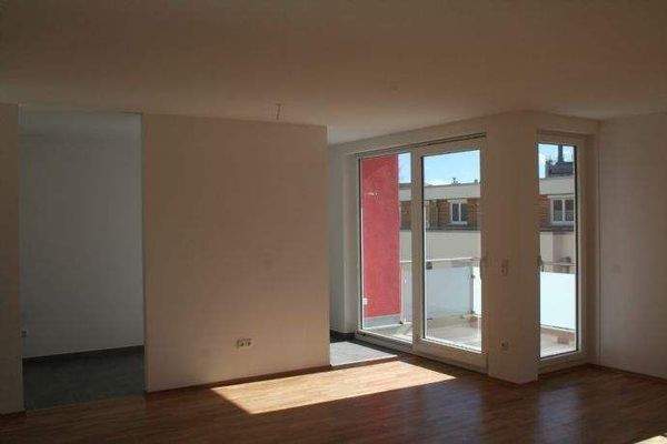 Blick Richtung Küche und Balkon