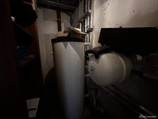Wasserboiler linkes Haus